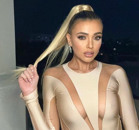 Monica Lee Sims 高品質モデル 画像