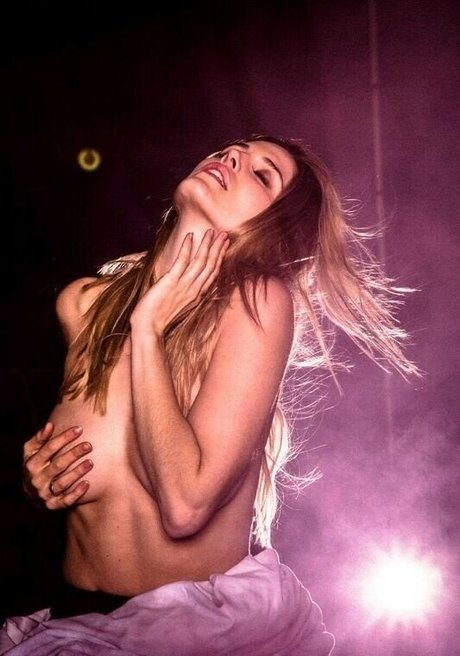 Ashley Louise James 完璧なスター アーカイブ