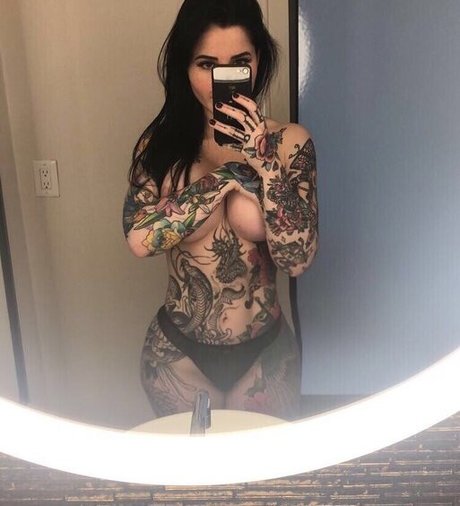 Aurore Pariente アート女優 写真