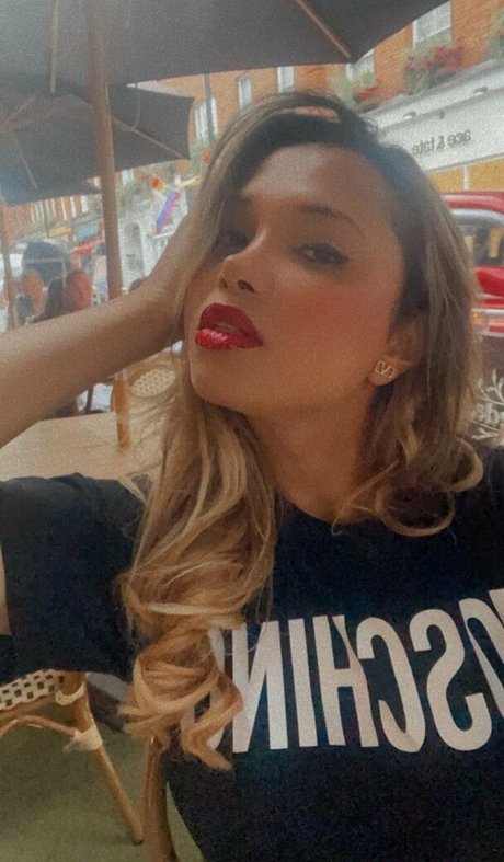 Camila Mattoli ポルノスター エロティック 写真