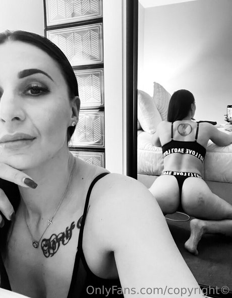 大きなお尻と巨乳のオンリーファンズ ポルノ 写真