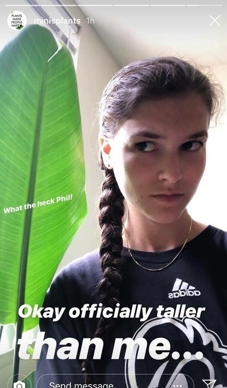 曲線美のラテン系オンリーファンズ アートポルノ 写真