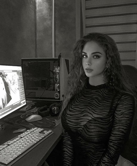 ピアス乳首オンリーファンズ セクシー裸 写真