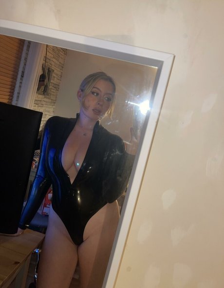 フィットネスインフルエンサーオンリーファンズ ホットヌード 写真