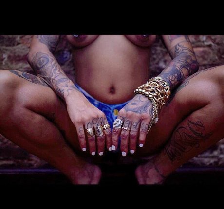 若い黒人女性オンリーファンズ ホットヌード 画像