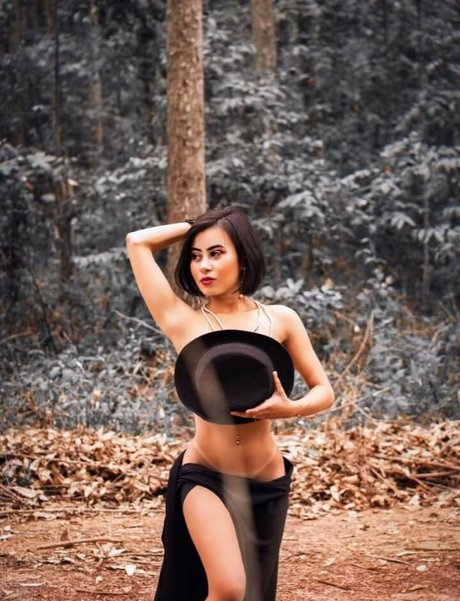 年配の熟女オンリーファンズ セクシーヌード 写真