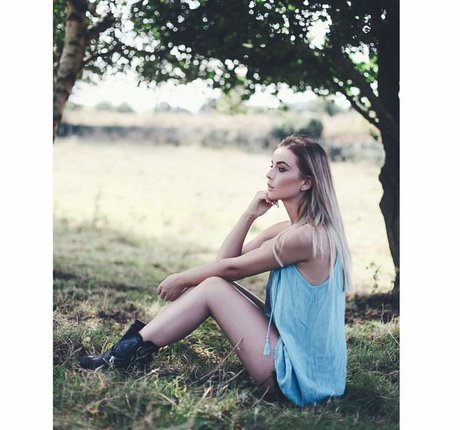 Hollie Sparrow ポルノスター ヌード 画像