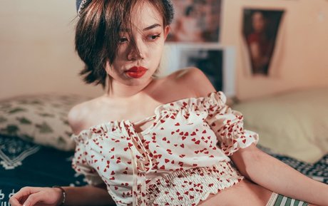 大きな黒い猫OnlyFans セクシー裸 画像