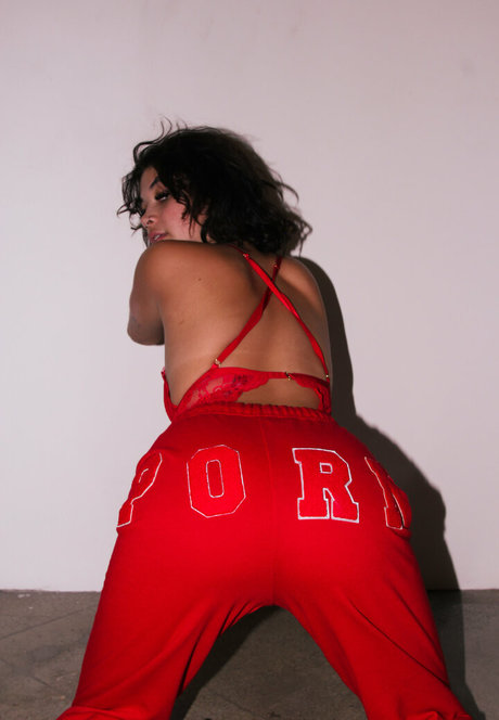 ピアス乳首オンリーファンズ 無料ヌード 写真