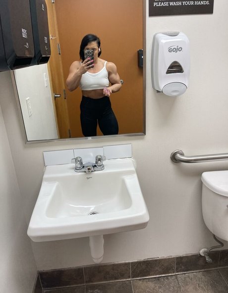 ゲイビデオ OnlyFans アート裸 ギャラリー