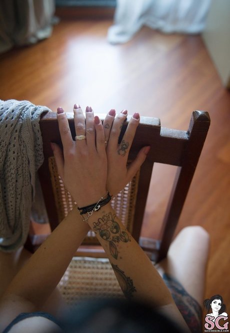 Ellie Alien ASMR ポルノモデル 写真