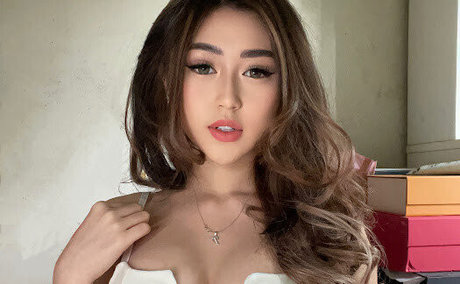 逆騎乗位 オンリーファンズ 美しい 写真