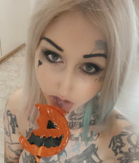 曲線美の女の子オンリーファンズ セクシーヌード 写真