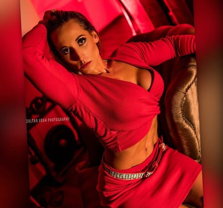 Reni Gendur ポルノ女優 写真