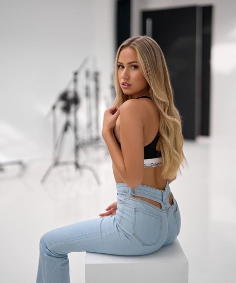 lifewithaliina アダルト女優 画像