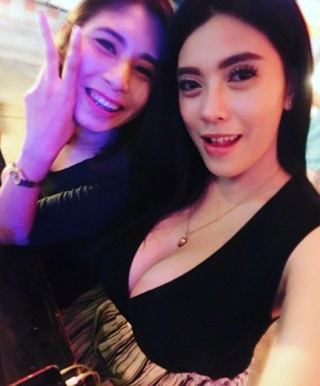 Aungsumalyn セクシーなポルノスター 写真