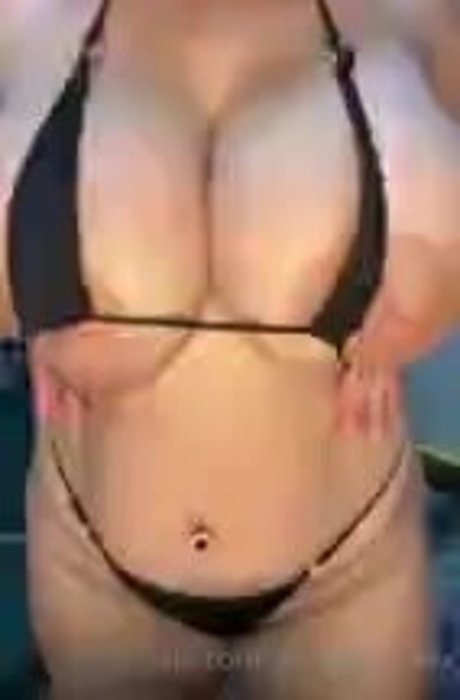 Aungsumalyn 裸のモデル 写真