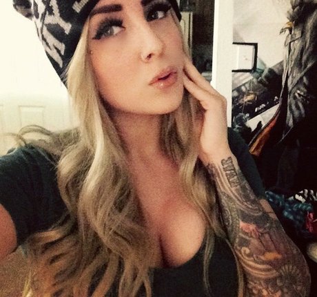 トップレスオンリーファンズ アダルト無料 写真