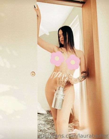 Laura Badler 裸モデル 写真