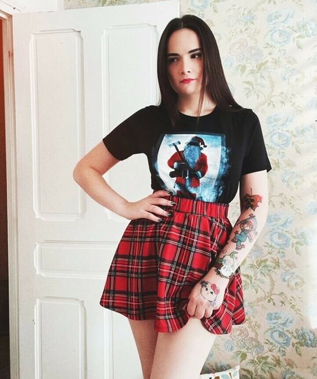 Laura Badler スター ヌード 写真