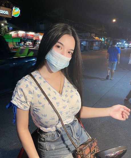 巨大なチンポを持つシーメールオンリーファンズ アートヌード 画像