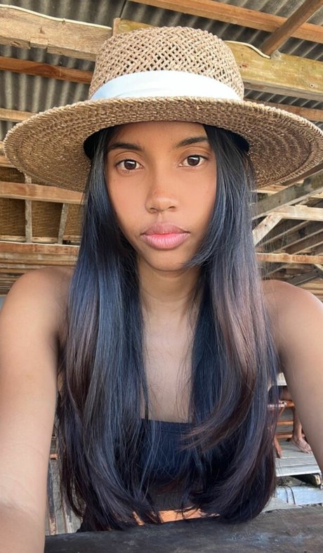 曲線美の女の子オンリーファンズ トップ ギャラリー