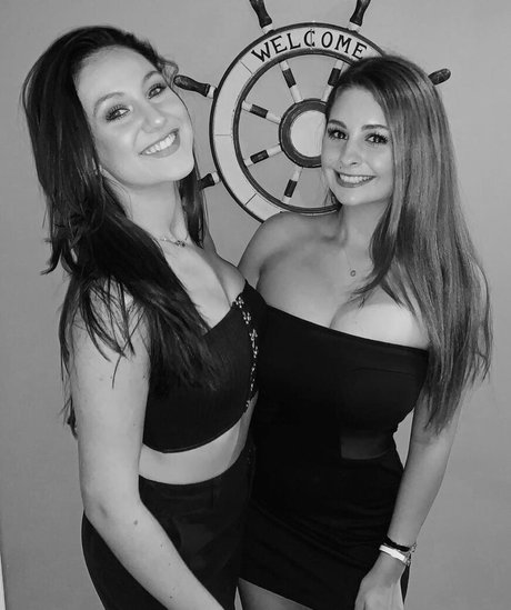 Corrina M ホットなポルノスター 写真