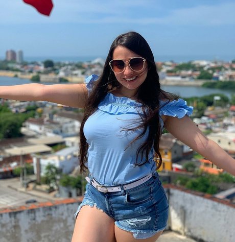 巨大な天然おっぱいオンリーファンズ ポルノグラフィック 画像