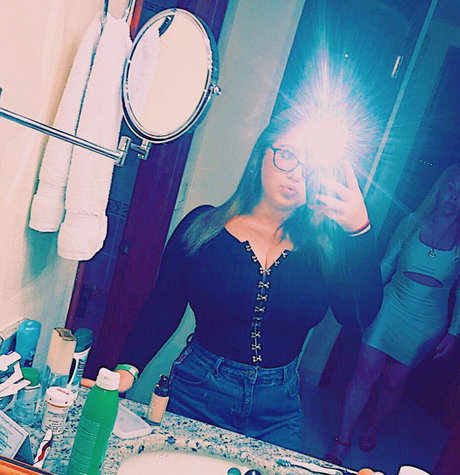 18歳のオンリーファンズ ホットセクシー 写真