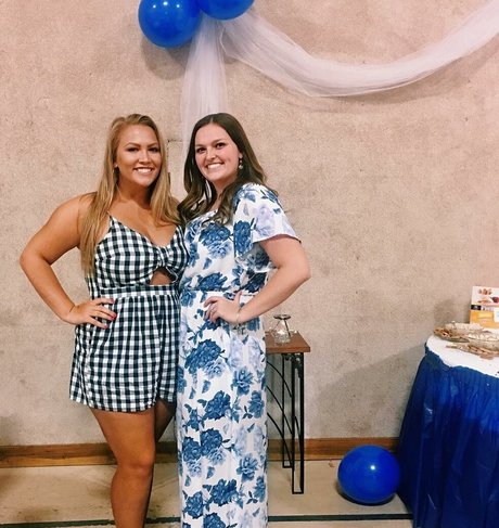 小さなおっぱいオンリーファンズ 美しい裸 画像