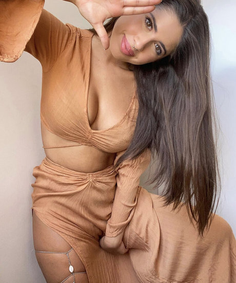 Adi Dan ホット女優 写真