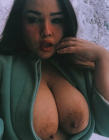 巨乳で曲線美のOnlyFans ヌード ギャラリー