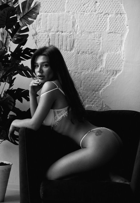 ポーグエボニーオンリーファンズ 美しい 写真