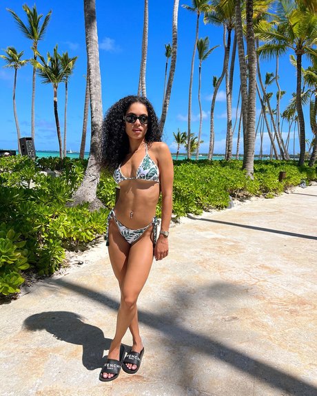 19歳のOnlyFans 美しいヌード ギャラリー