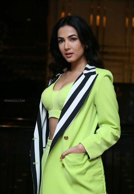 Sonal Chauhan 完璧なスター 写真