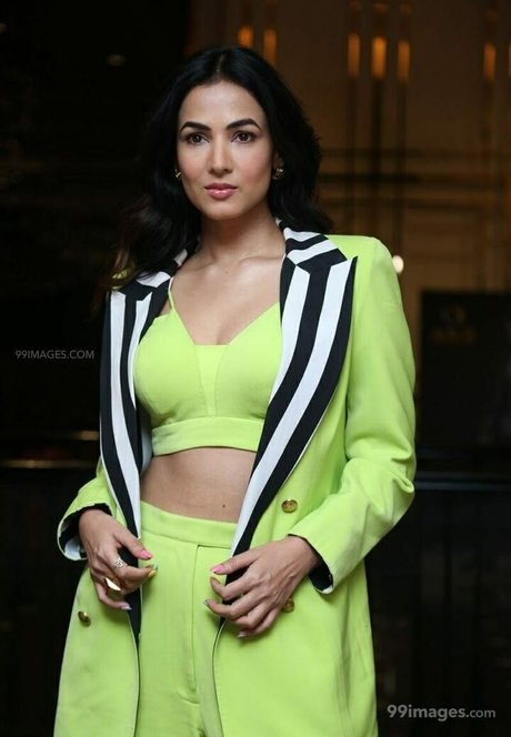 Sonal Chauhan xxx女優 写真
