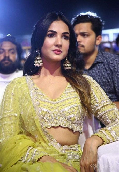 Sonal Chauhan エロティックモデル 写真