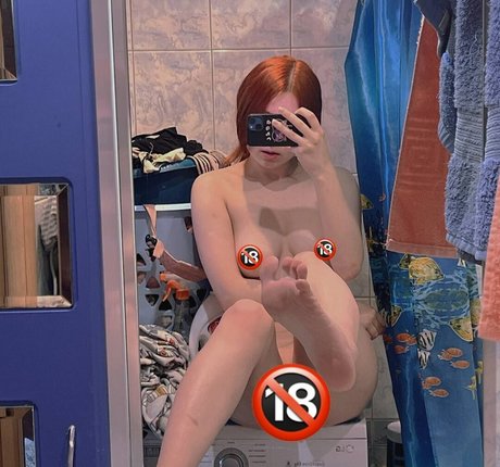 巨乳の熟女オンリーファンズ セクシーヌード 写真