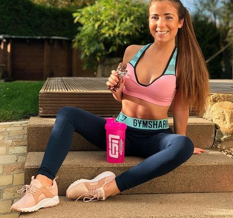 ラバーオンリーファン セクシー裸 写真