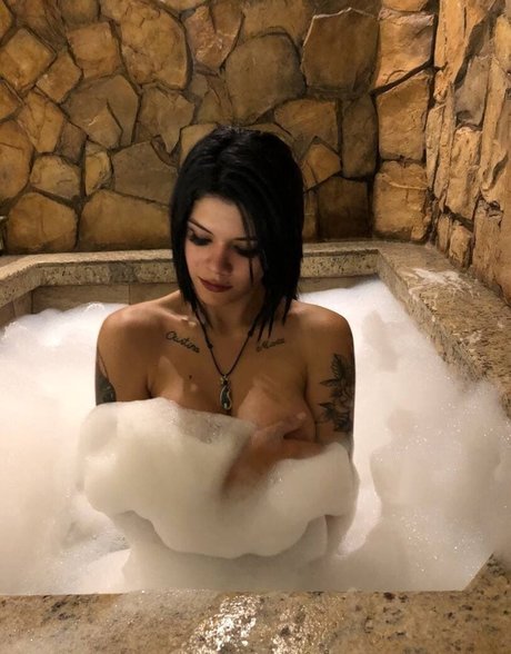 クーガーオンリーファンズ セクシー裸 画像