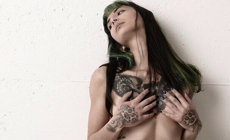 痩せたティーンのオンリーファンズ 美しい裸 写真