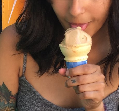 熟女クーガーオンリーファンズ ホットセックス 写真