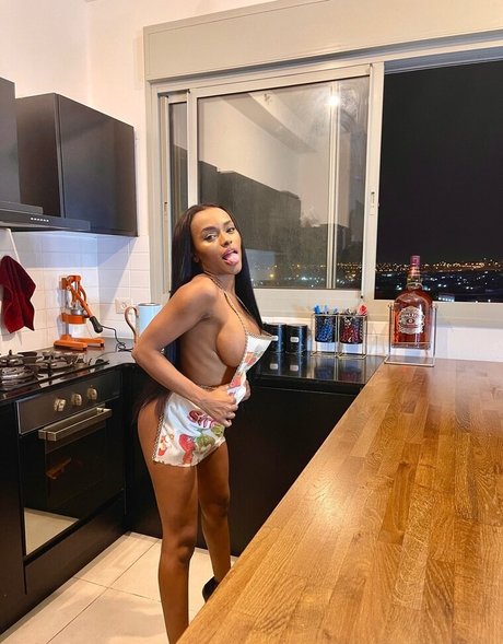 Sapir Adona スター ヌード 画像