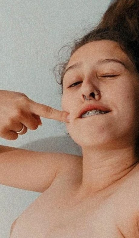 金髪クーガーオンリーファンズ 美しいヌード 写真