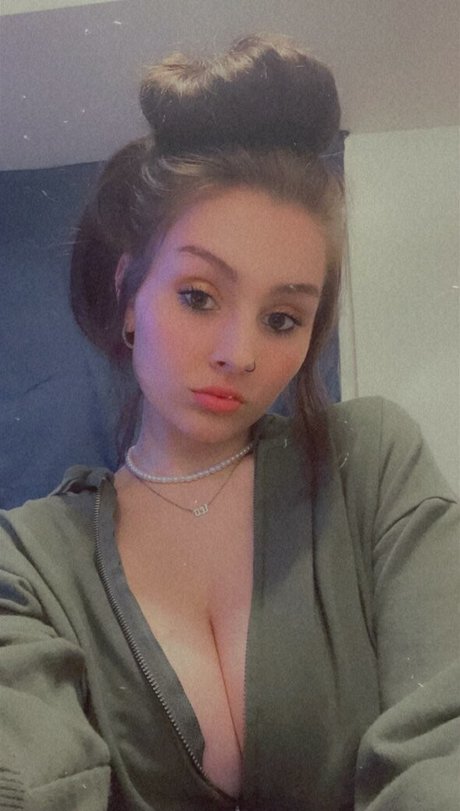 ブルネットの猫OnlyFans 美しい裸 写真