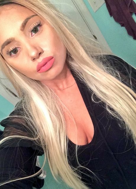 かわいいシーメールオンリーファンズ エロチック 写真