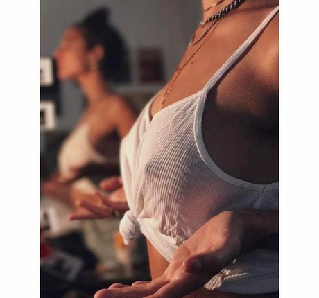 Caitlin Stasey Bilder