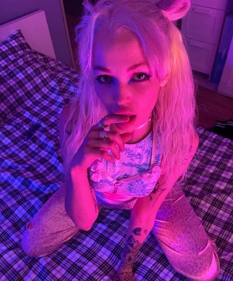 misscannabisss ポルノスター 素敵 画像