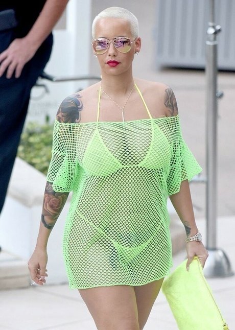 Amber Levonchuck ヌードモデル 写真