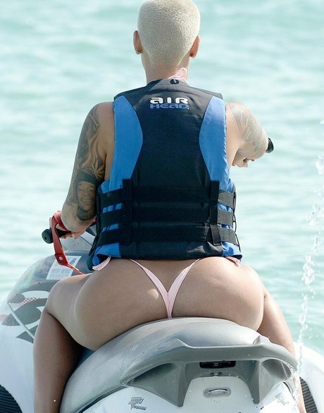 Amber Levonchuck スター 裸 写真